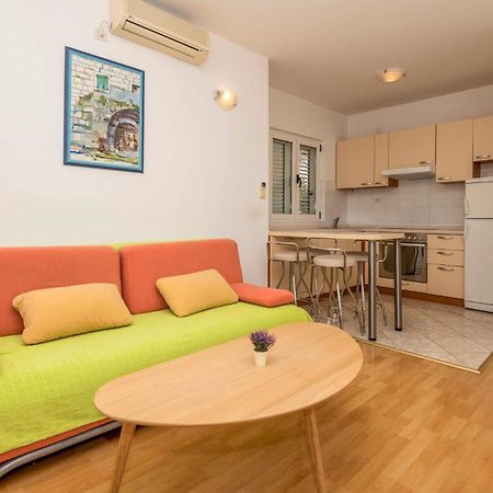 Lovely Apartment In Makarska With Kitchen Exteriör bild