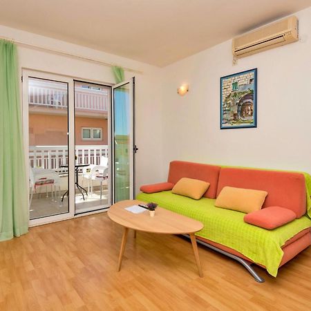 Lovely Apartment In Makarska With Kitchen Exteriör bild