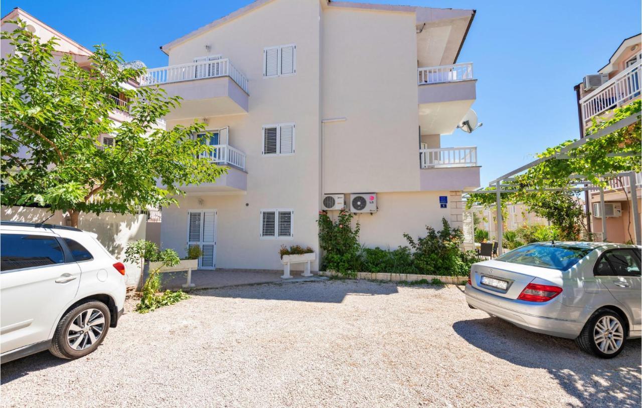Lovely Apartment In Makarska With Kitchen Exteriör bild