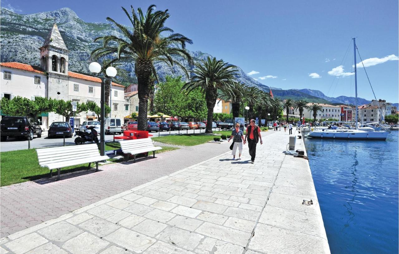 Lovely Apartment In Makarska With Kitchen Exteriör bild