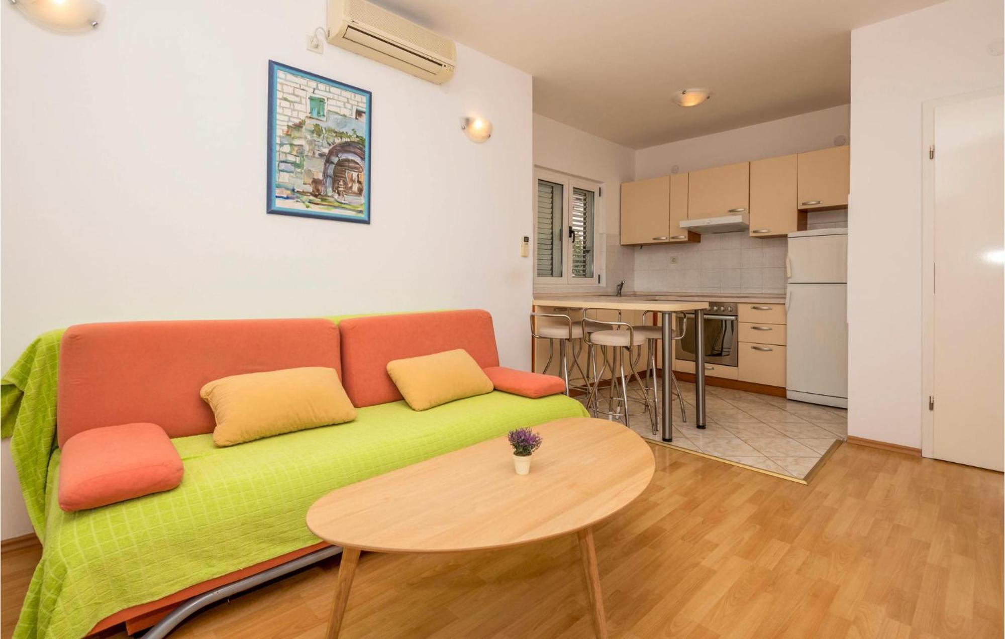 Lovely Apartment In Makarska With Kitchen Exteriör bild