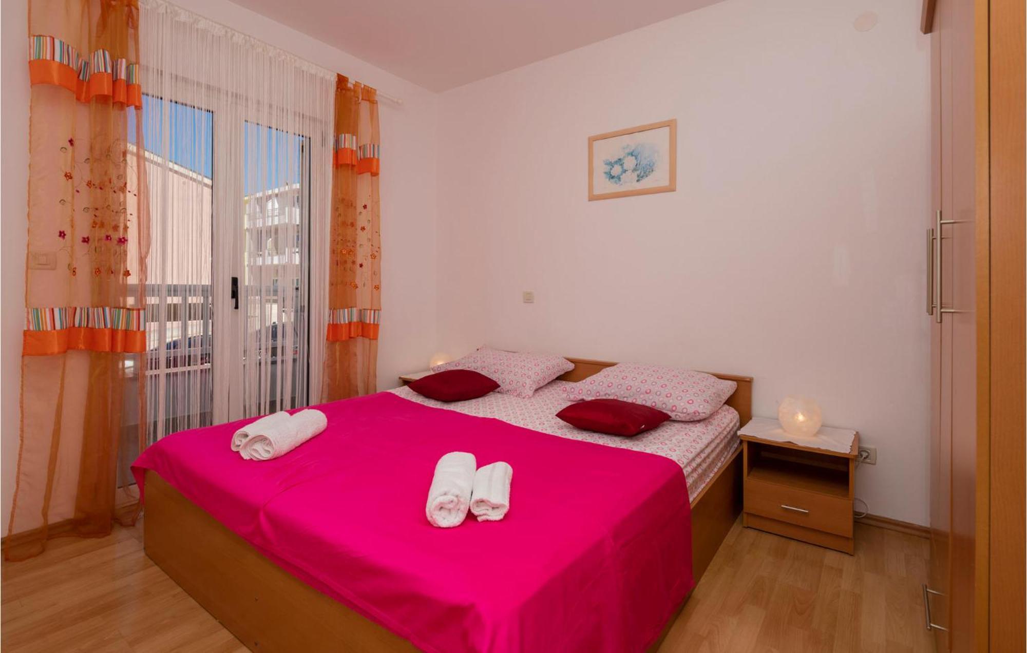 Lovely Apartment In Makarska With Kitchen Exteriör bild