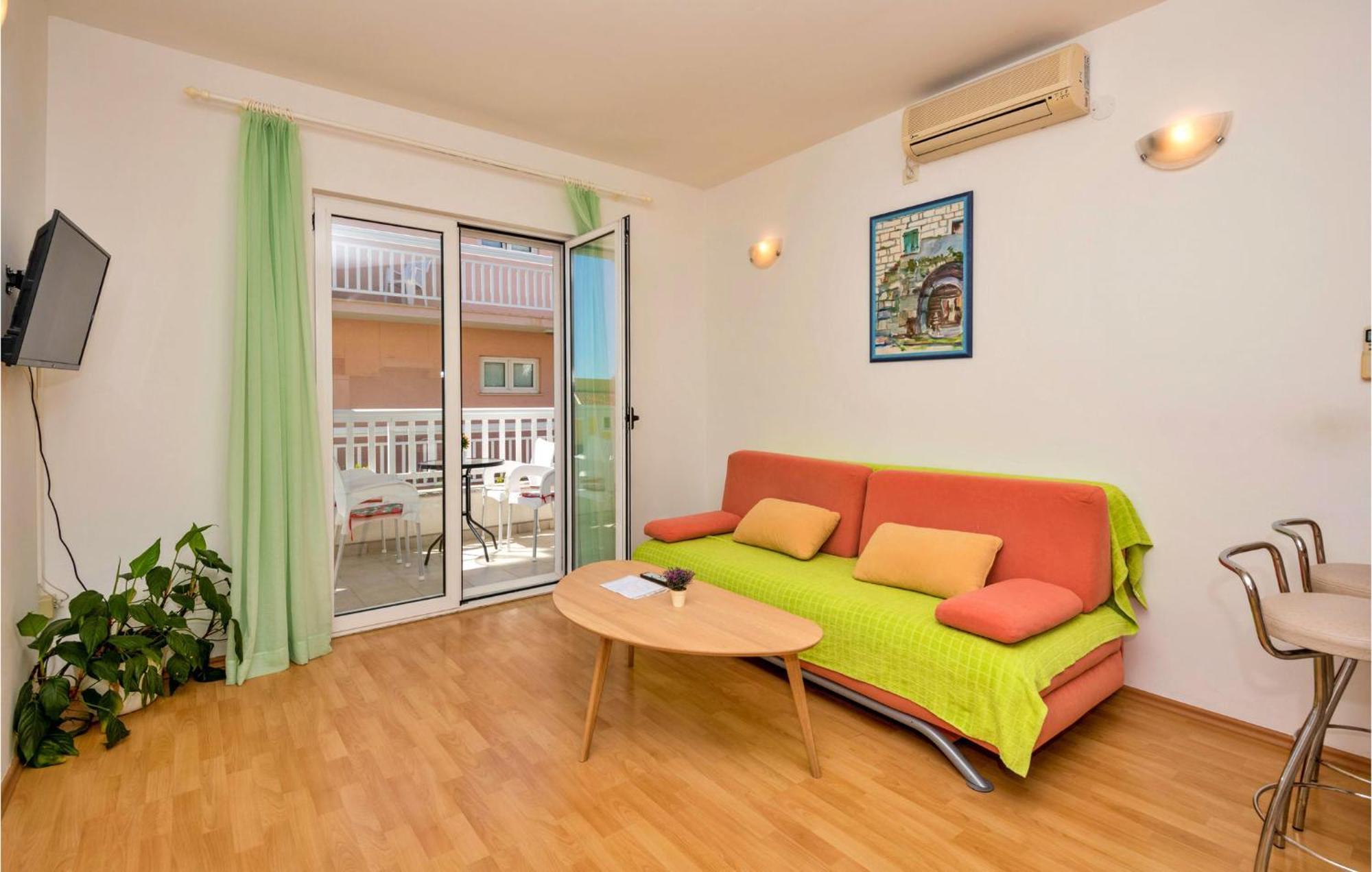 Lovely Apartment In Makarska With Kitchen Exteriör bild