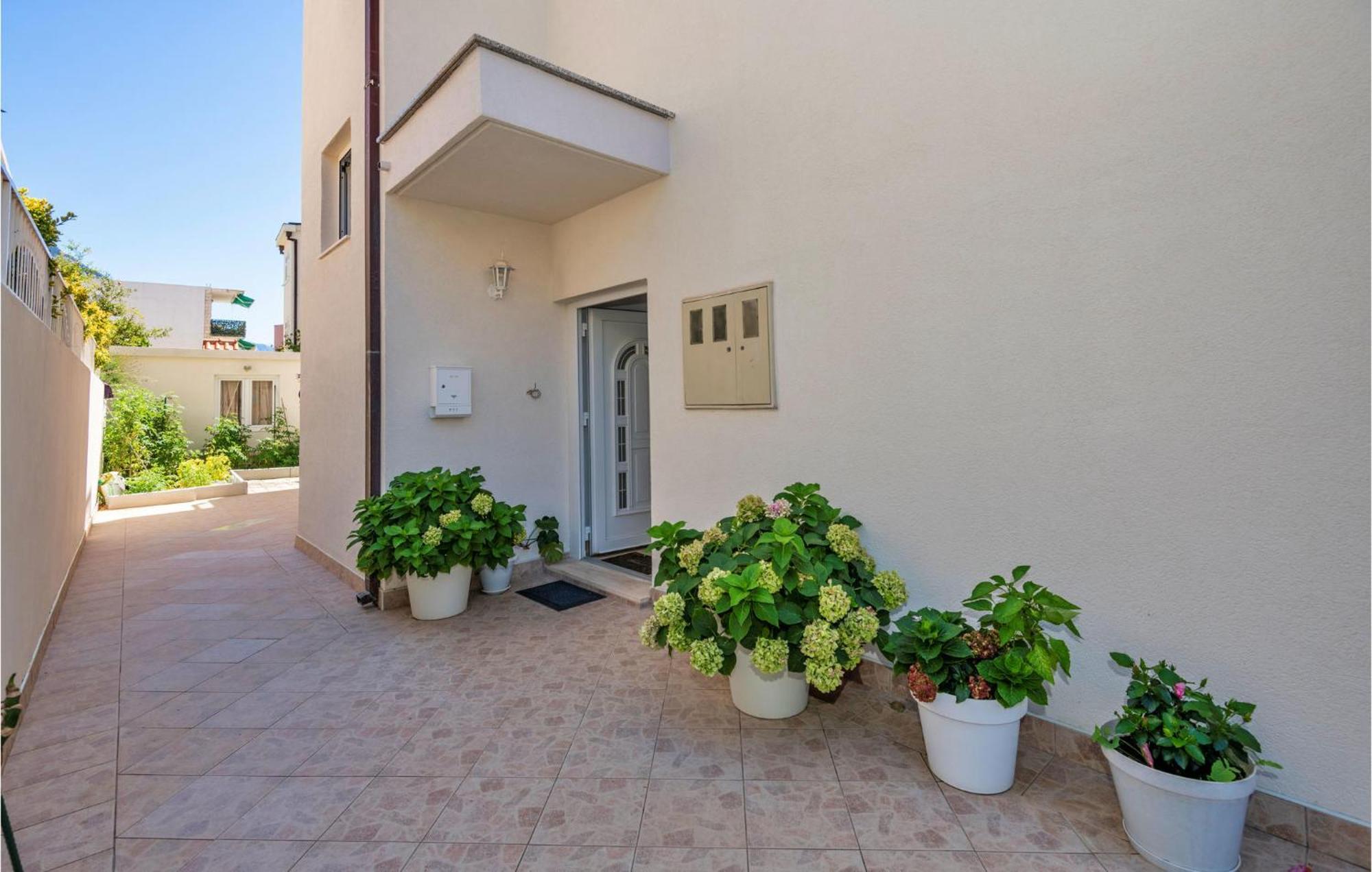 Lovely Apartment In Makarska With Kitchen Exteriör bild