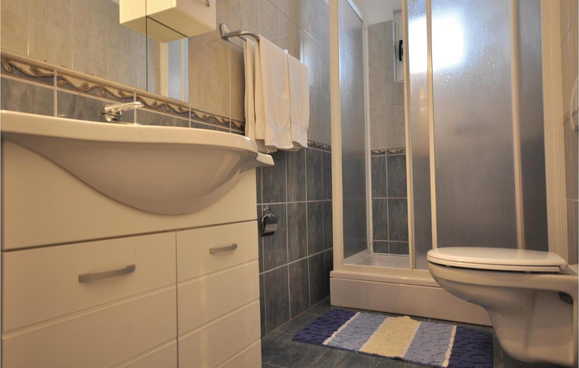 Lovely Apartment In Makarska With Kitchen Exteriör bild