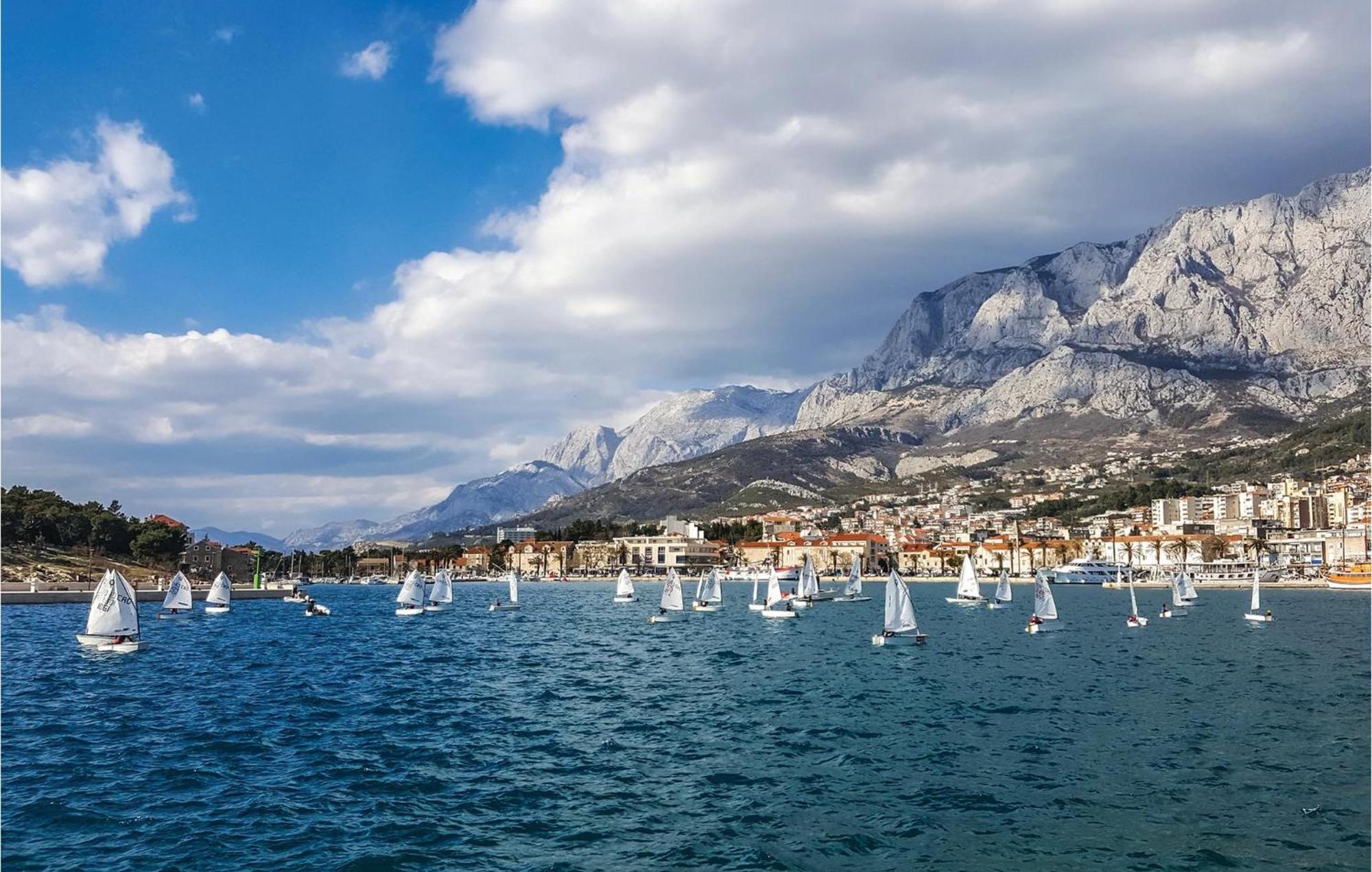 Lovely Apartment In Makarska With Kitchen Exteriör bild
